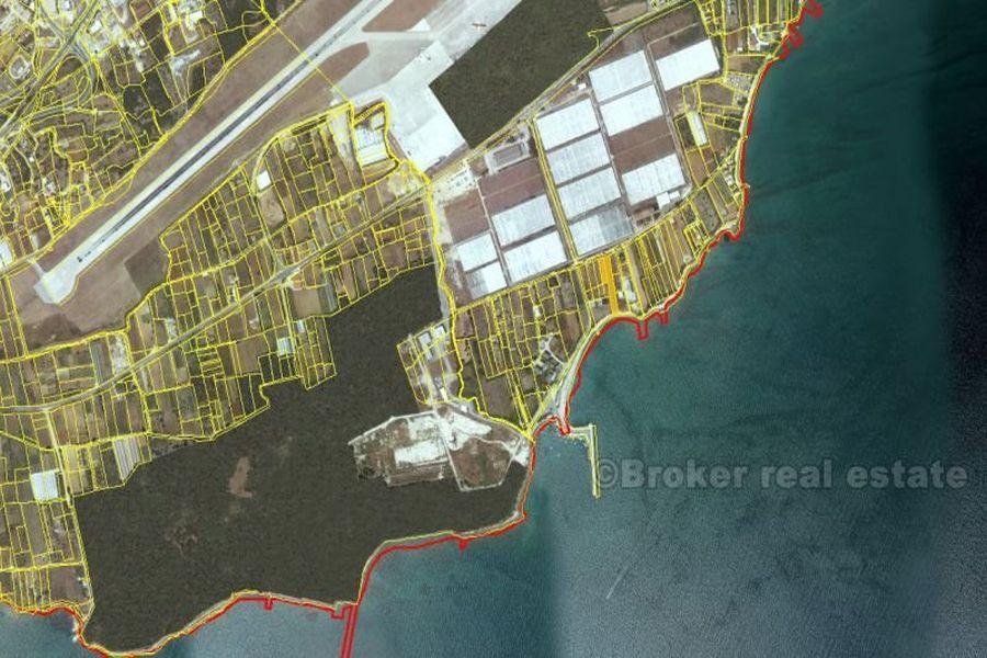 Land plot of ​​4175 m2, by the sea, for sale
