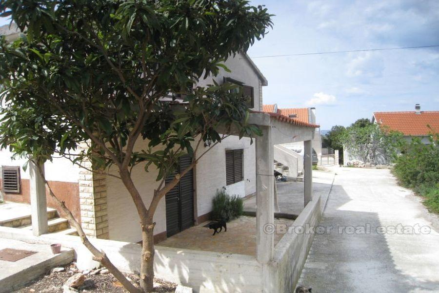 Maison deuxième rangée de la mer, à vendre