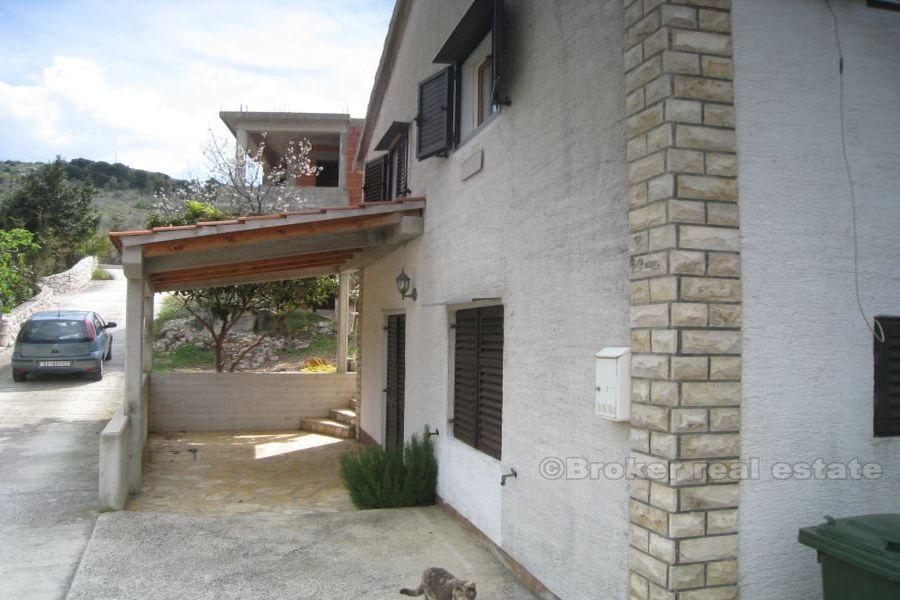 Maison deuxième rangée de la mer, à vendre