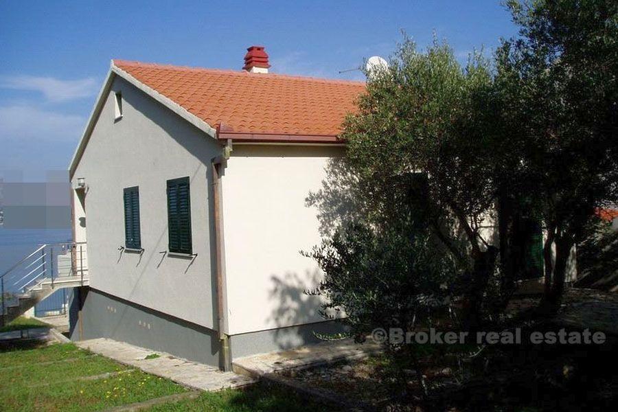 Nice newly built villa in 1st row by the sea