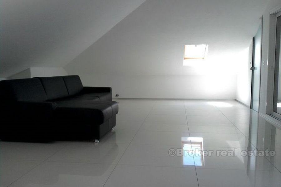 The villa of 280m2 on a plot of 521m2, for sale