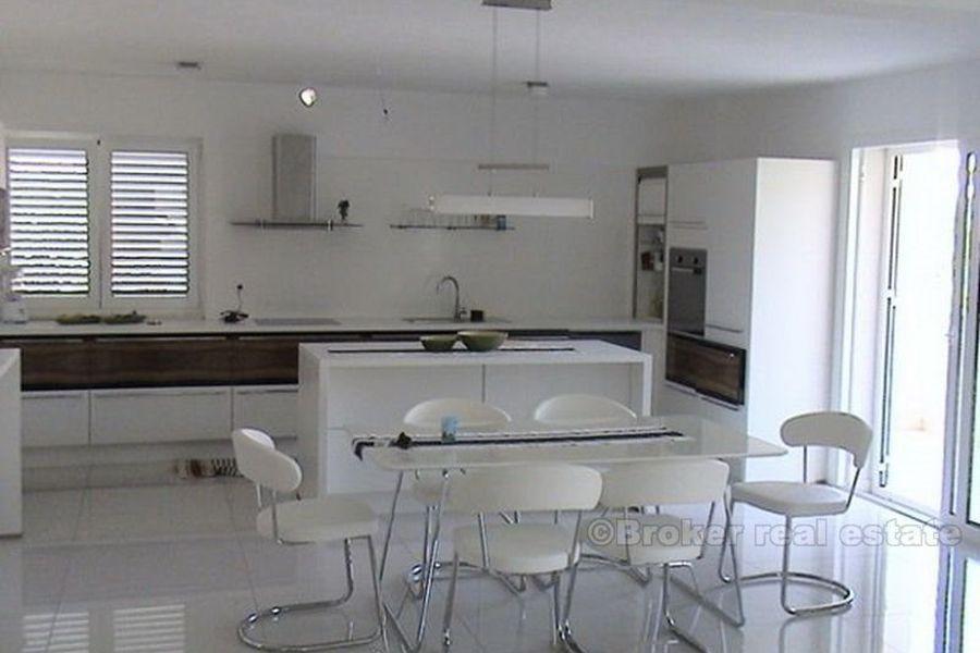 The villa of 280m2 on a plot of 521m2, for sale