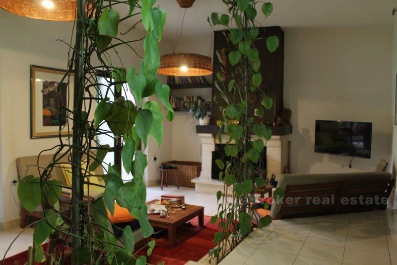 Casa bifamiliare a due piani, in vendita