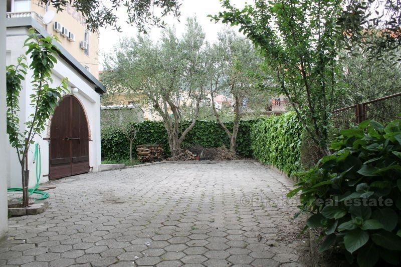 Casa bifamiliare a due piani, in vendita