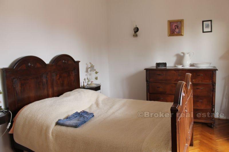 Casa bifamiliare a due piani, in vendita