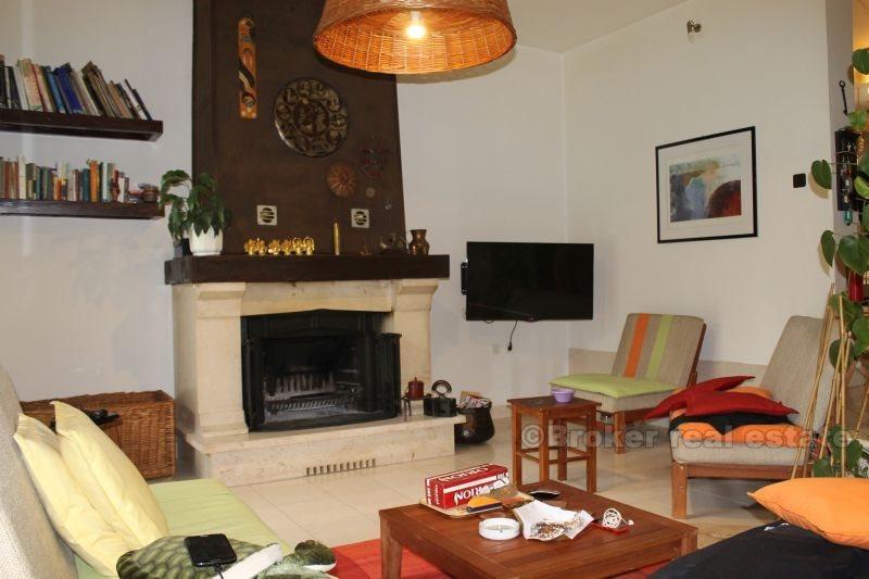 Casa bifamiliare a due piani, in vendita