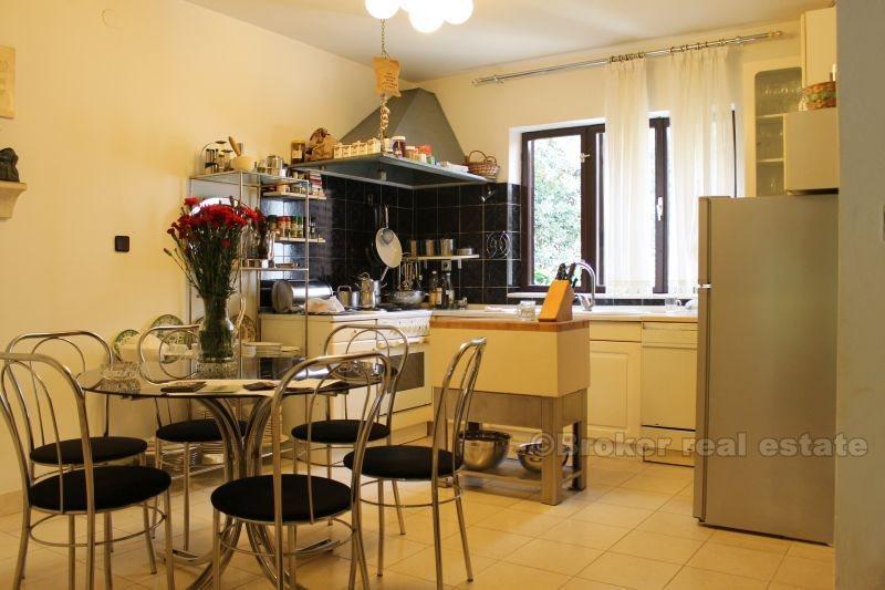 Casa bifamiliare a due piani, in vendita