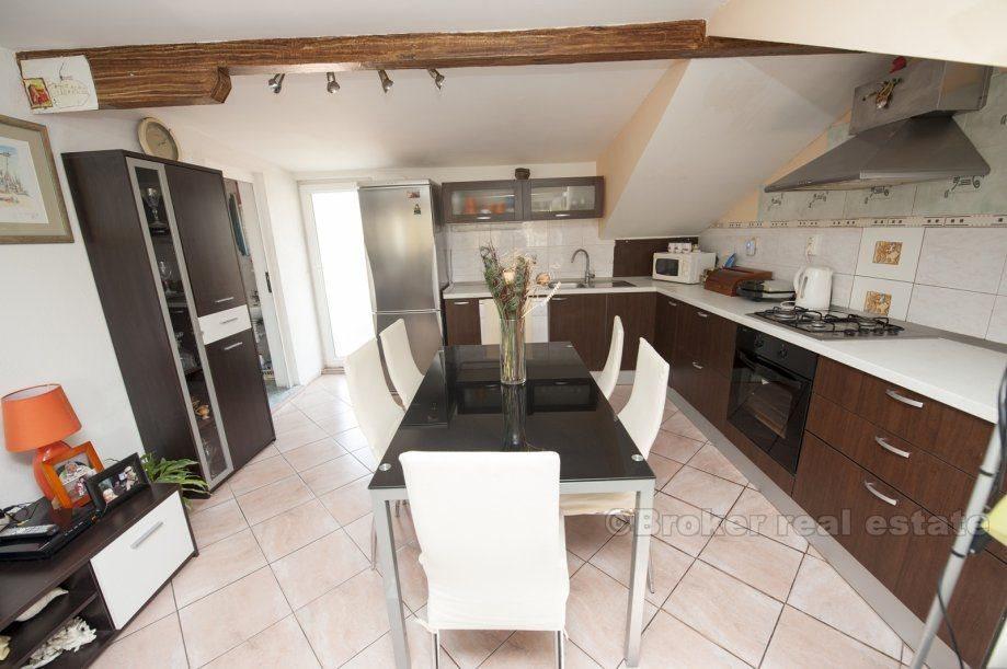 Residenziale-spazio commerciale (2 ° piano e attico) in vendita