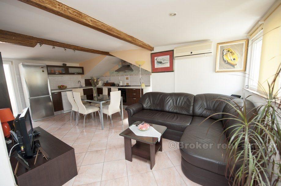 Residenziale-spazio commerciale (2 ° piano e attico) in vendita