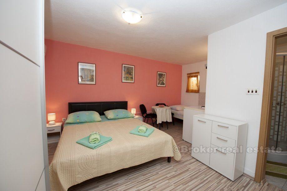 Residenziale-spazio commerciale (2 ° piano e attico) in vendita