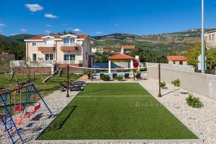 Modern, fully furnished villa