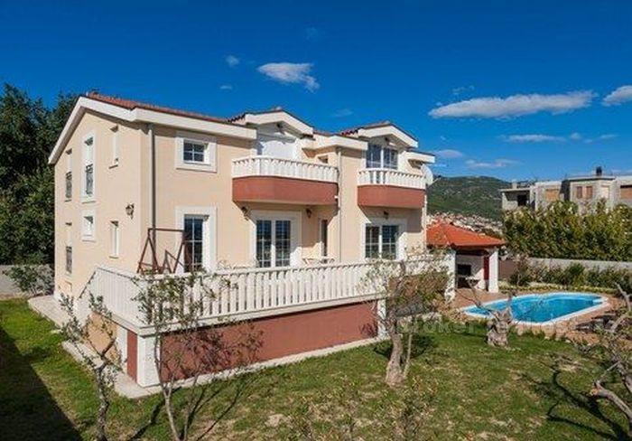 Modern, fully furnished villa