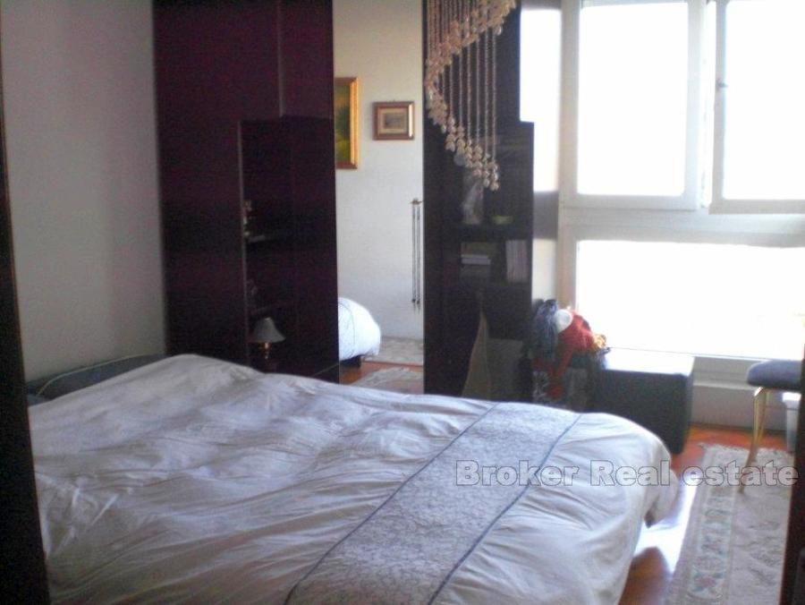 Comodo appartamento con due camere da letto, in vendita