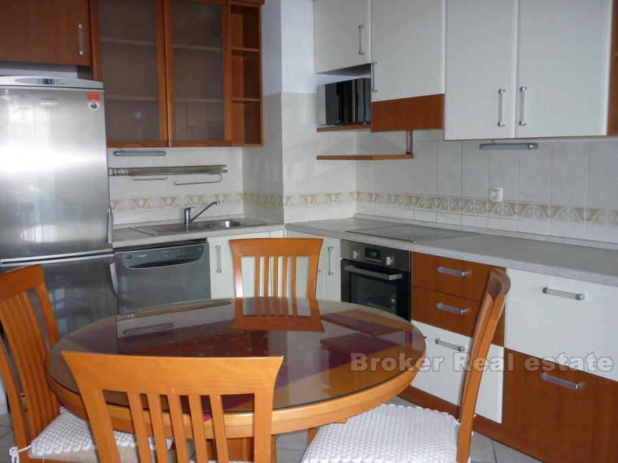 Appartamento trilocale, quartiere Mertojak, in vendita