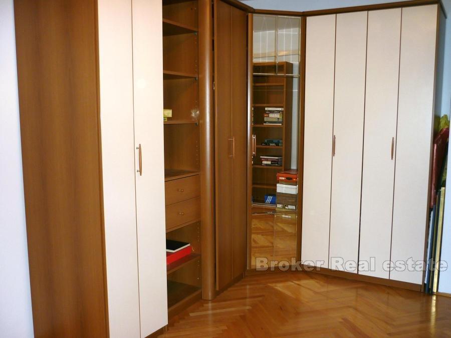 Appartamento trilocale, quartiere Mertojak, in vendita