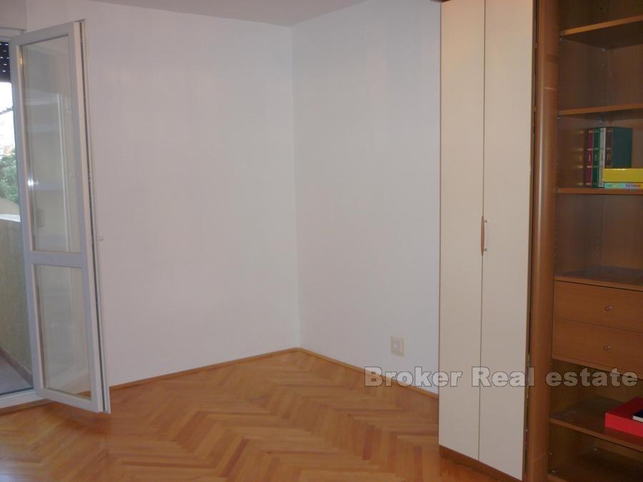 Appartamento trilocale, quartiere Mertojak, in vendita