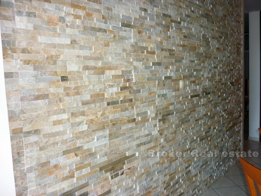 Appartamento trilocale, quartiere Mertojak, in vendita