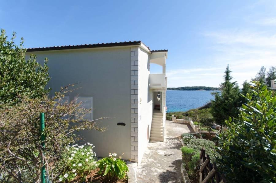 Hus ved sjøen