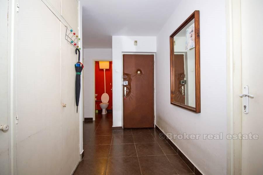 Bol, Three rooms apartment near city center, for sale