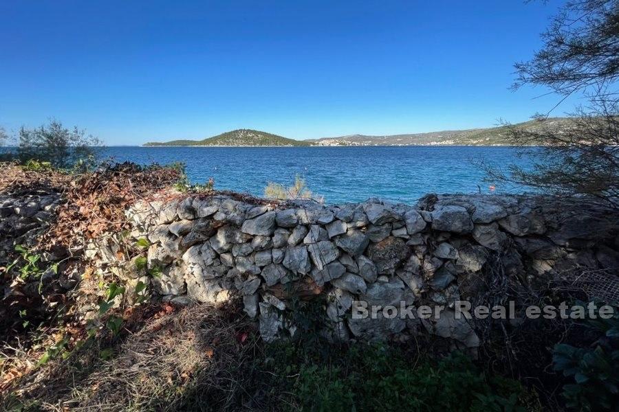 Piccola casa su un terreno edificabile