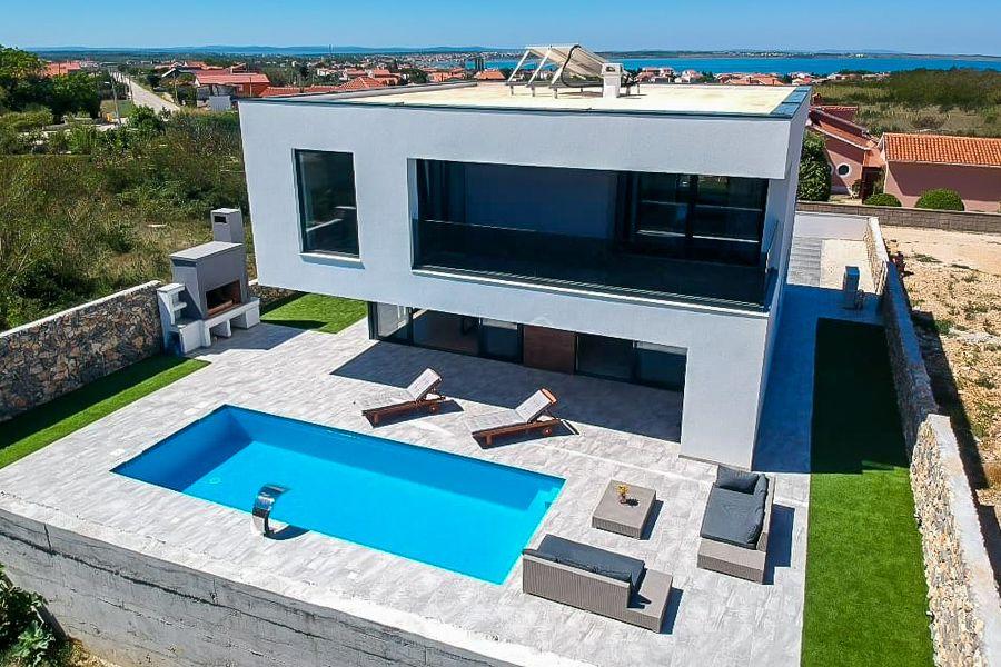 Moderna vila s bazenom 