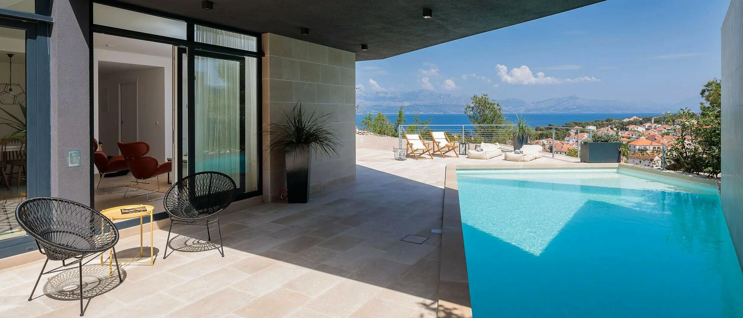 Moderne villa med basseng og havutsikt
