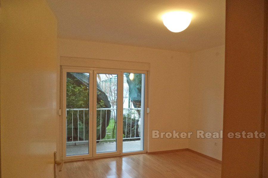 Apartament z trzema sypialniami na parterze, blisko morza