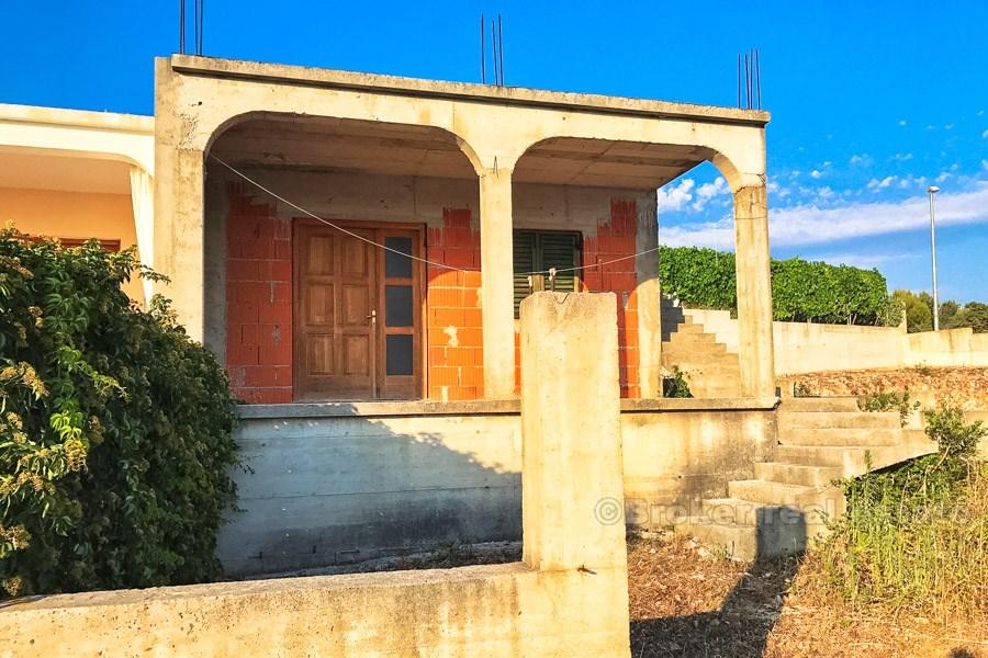 Détaché maison non finie à vendre