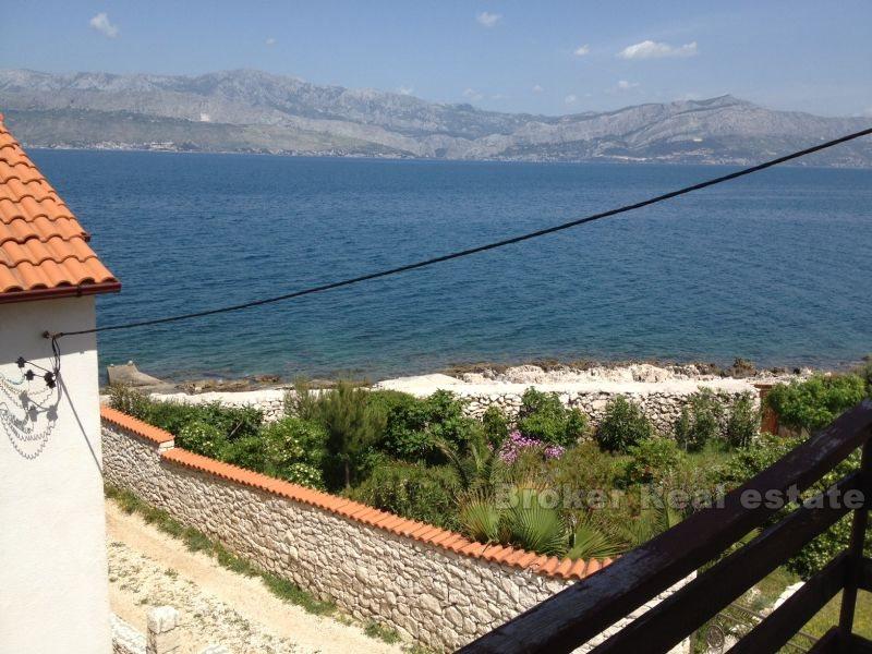 House in the second line to the sea, for sale