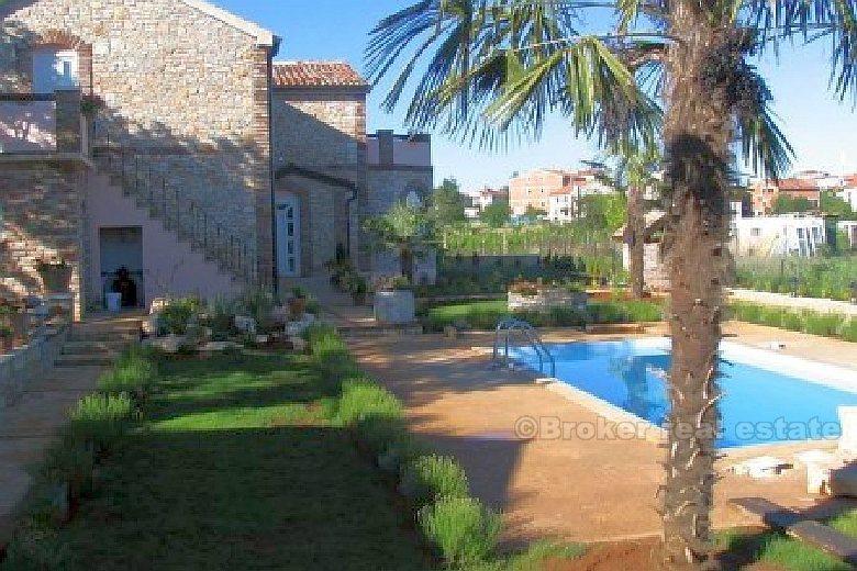 Villa completamente arredata con piscina, in vendita