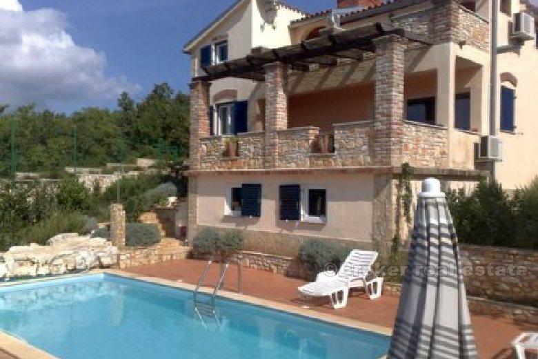 Bella villa con piscina, in vendita