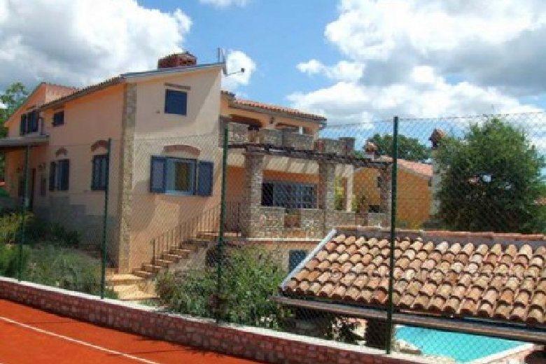 Bella villa con piscina, in vendita