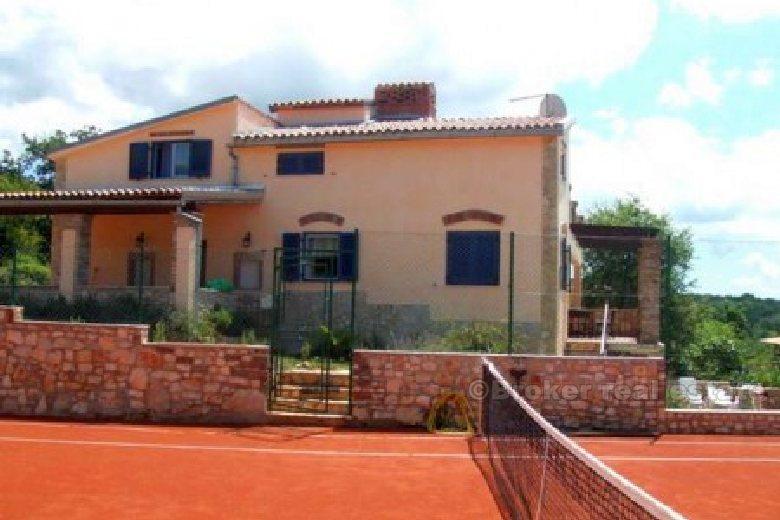 Bella villa con piscina, in vendita