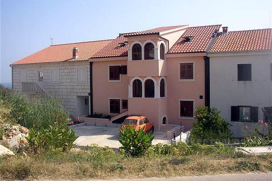 Čtyřpodlažní bytový dům k prodeji