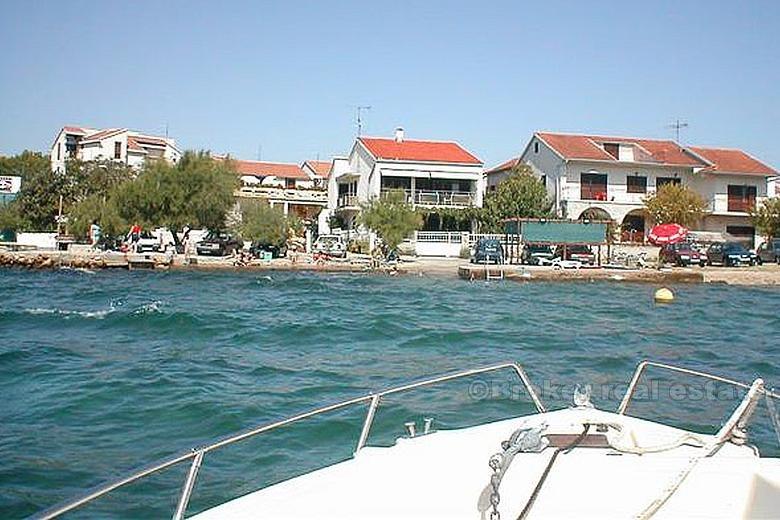 House in the first row to the sea, for sale