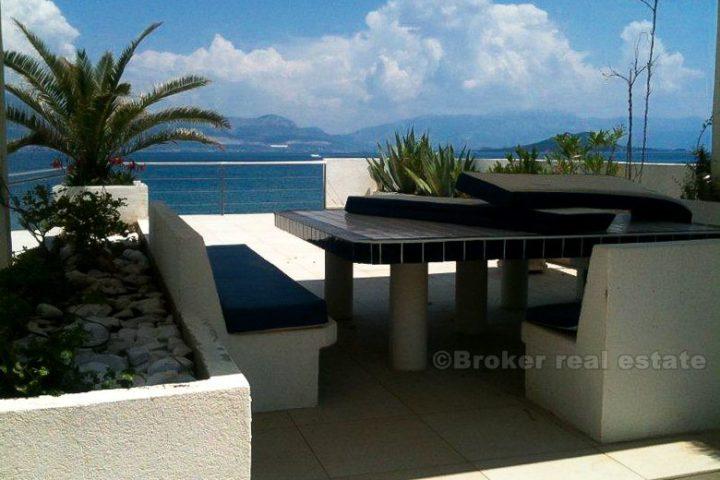 Beautiful villa in the first row to the sea, for sale