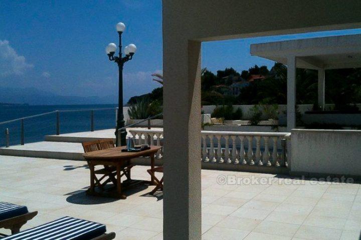 Beautiful villa in the first row to the sea, for sale