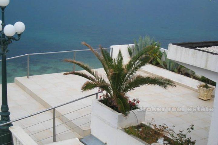 Beautiful villa in the first row to the sea, for sale