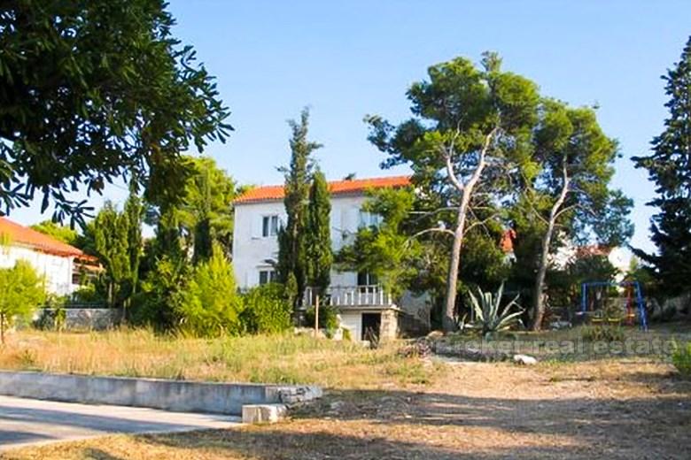 Maison sur Brac première rangée à la mer