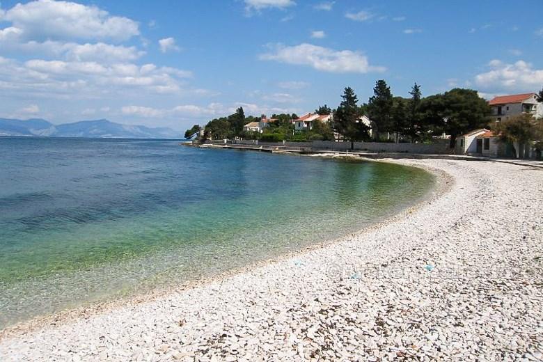 Maison sur Brac première rangée à la mer