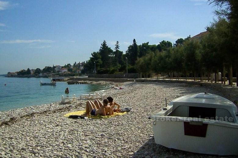 Maison sur Brac première rangée à la mer