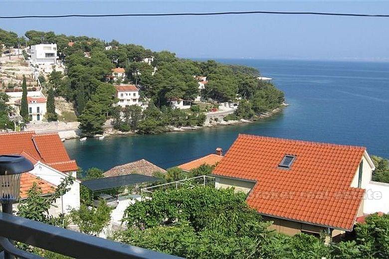 Detached house with two apartments, for sale