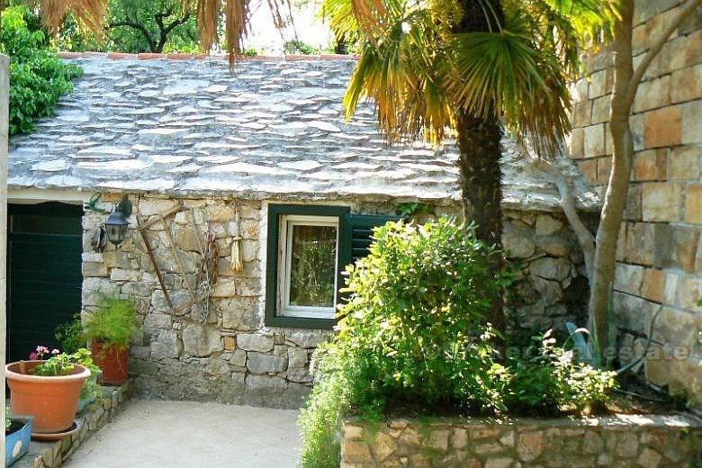 La maison sur deux étages, à vendre