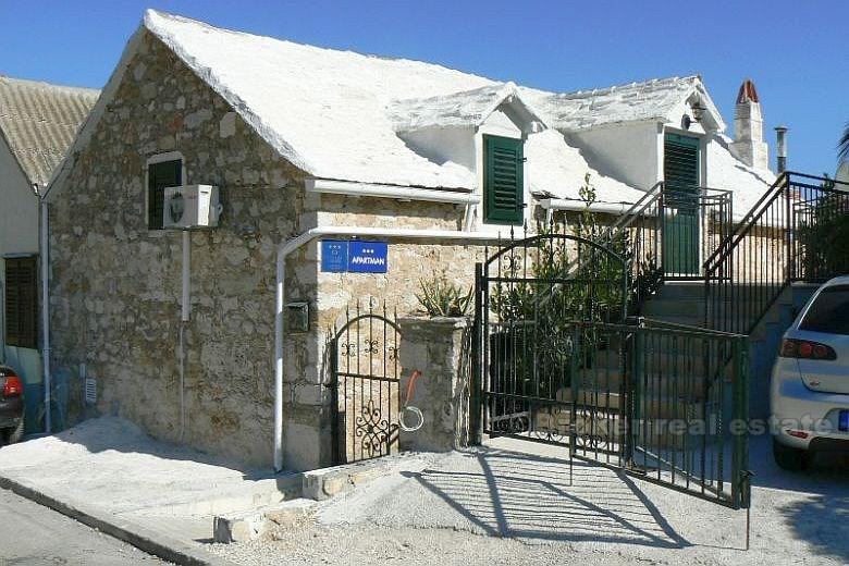 La maison sur deux étages, à vendre