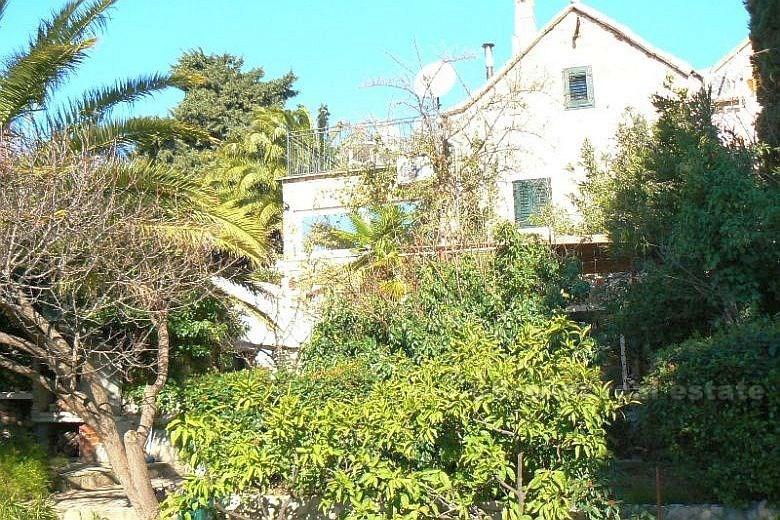 La maison sur deux étages, à vendre