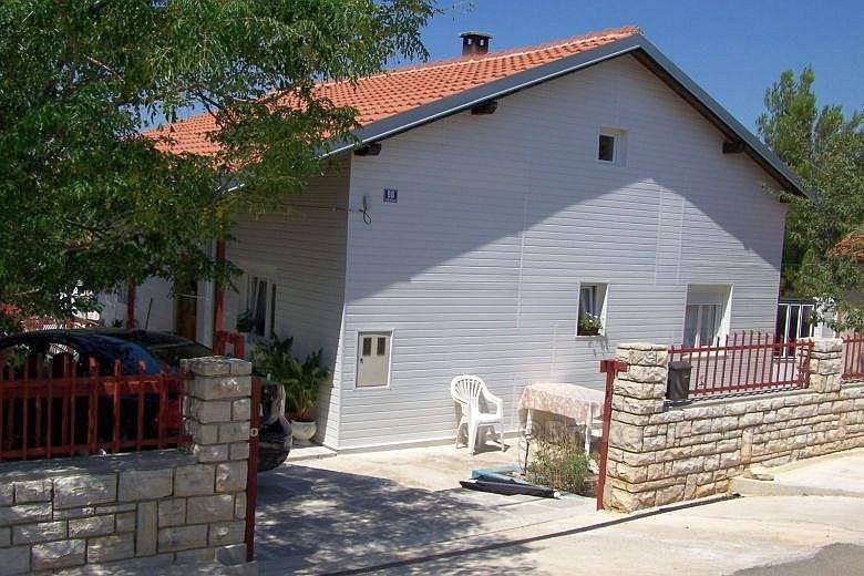 Casa su 3 piani, in vendita