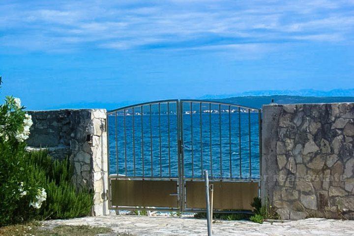 Semi-detached house in the first row to the sea