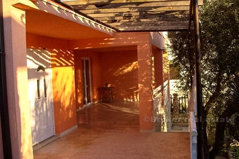 Maison nouvellement construite à la première rangée de la mer