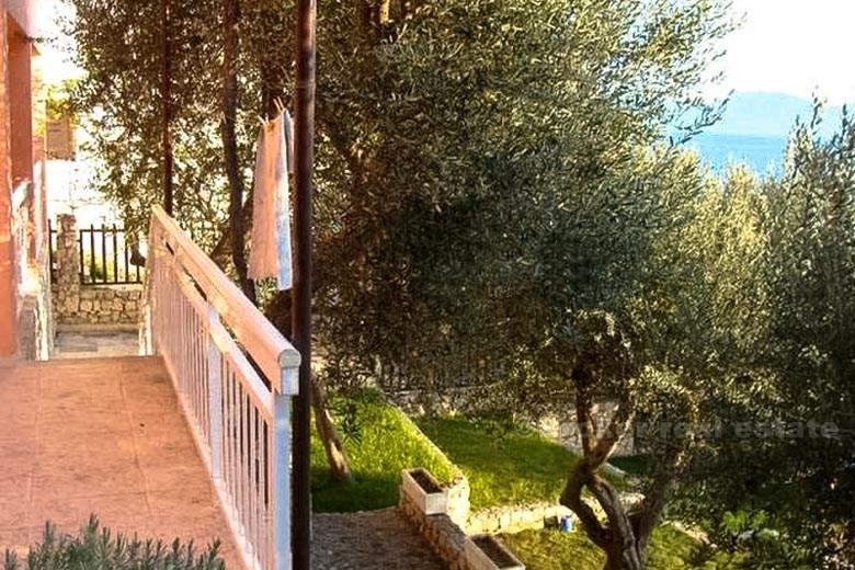 Maison nouvellement construite à la première rangée de la mer