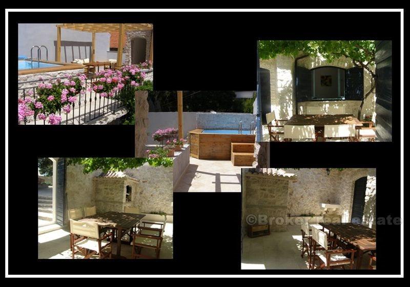 Bella casa in pietra con piscina